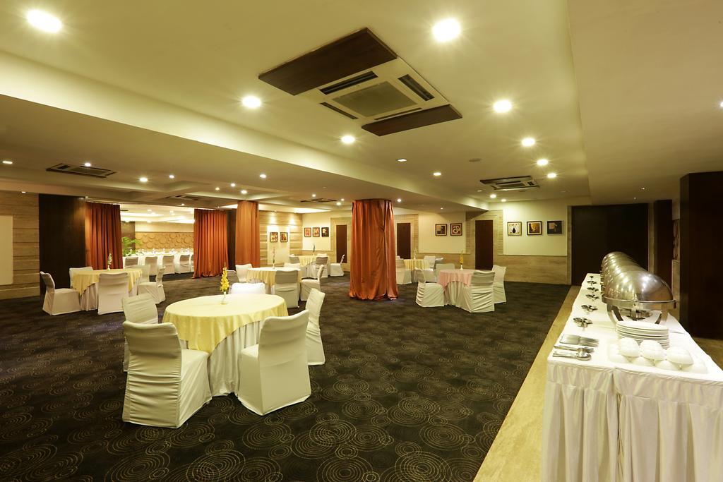 Corporate Regency Hotel New Delhi Exterior photo