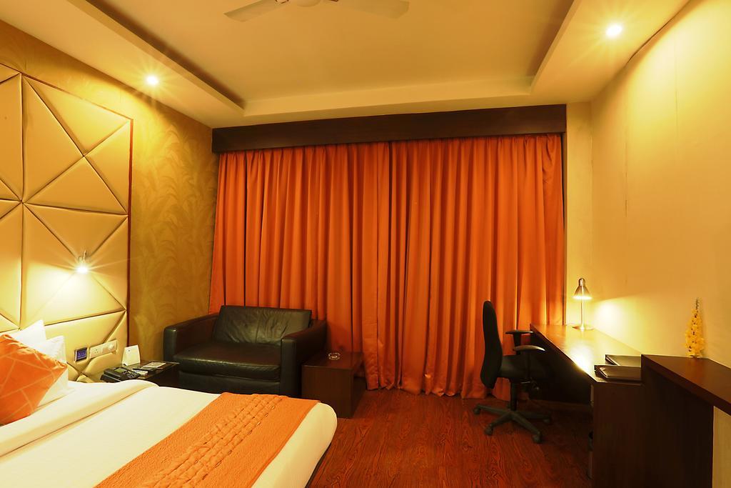 Corporate Regency Hotel New Delhi Exterior photo
