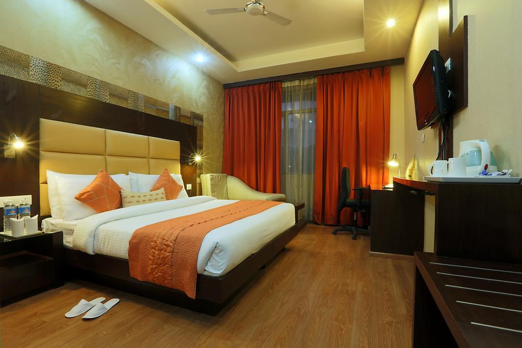 Corporate Regency Hotel New Delhi Exterior photo