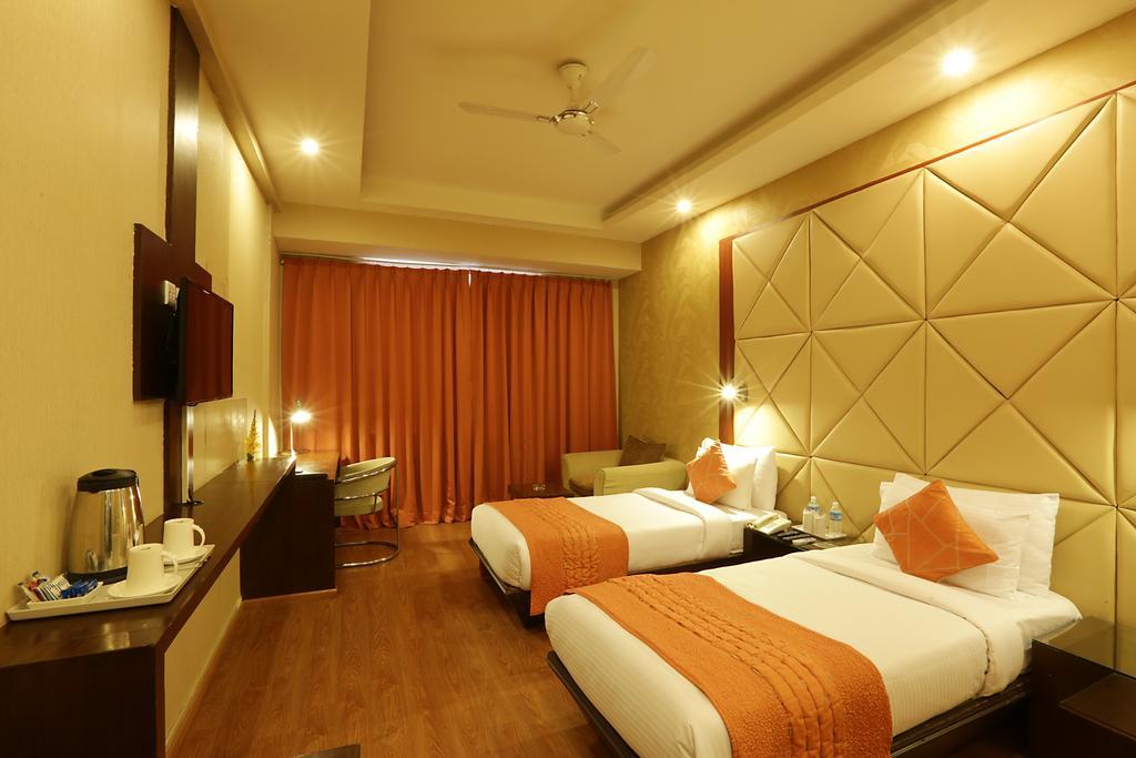 Corporate Regency Hotel New Delhi Exterior photo